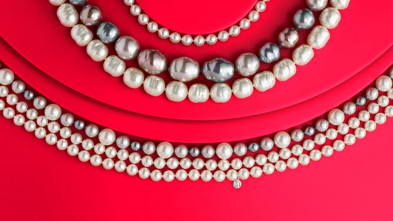 Mujer collares de perlas de colores, joyas clasicas que no pasan de moda
