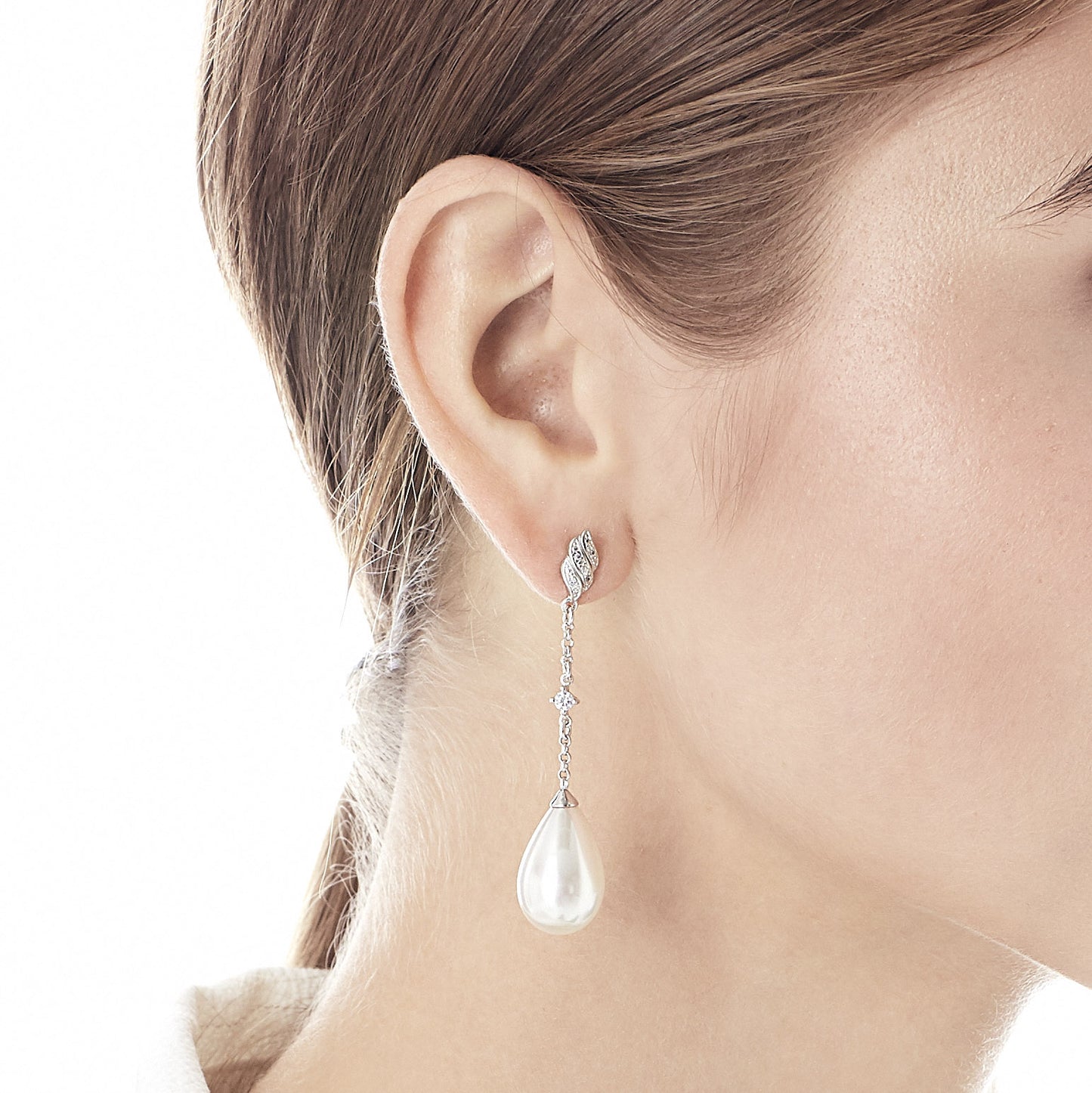 Exquisite white earrings