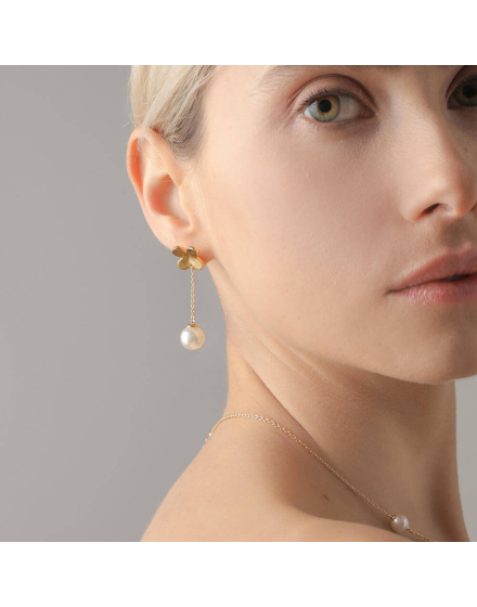 Gold-plated silver clover and pearl Ayanti earrings | Majorica Pearls